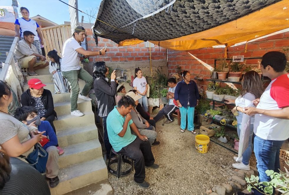 La señora Hilaria explica la composición de su huerta