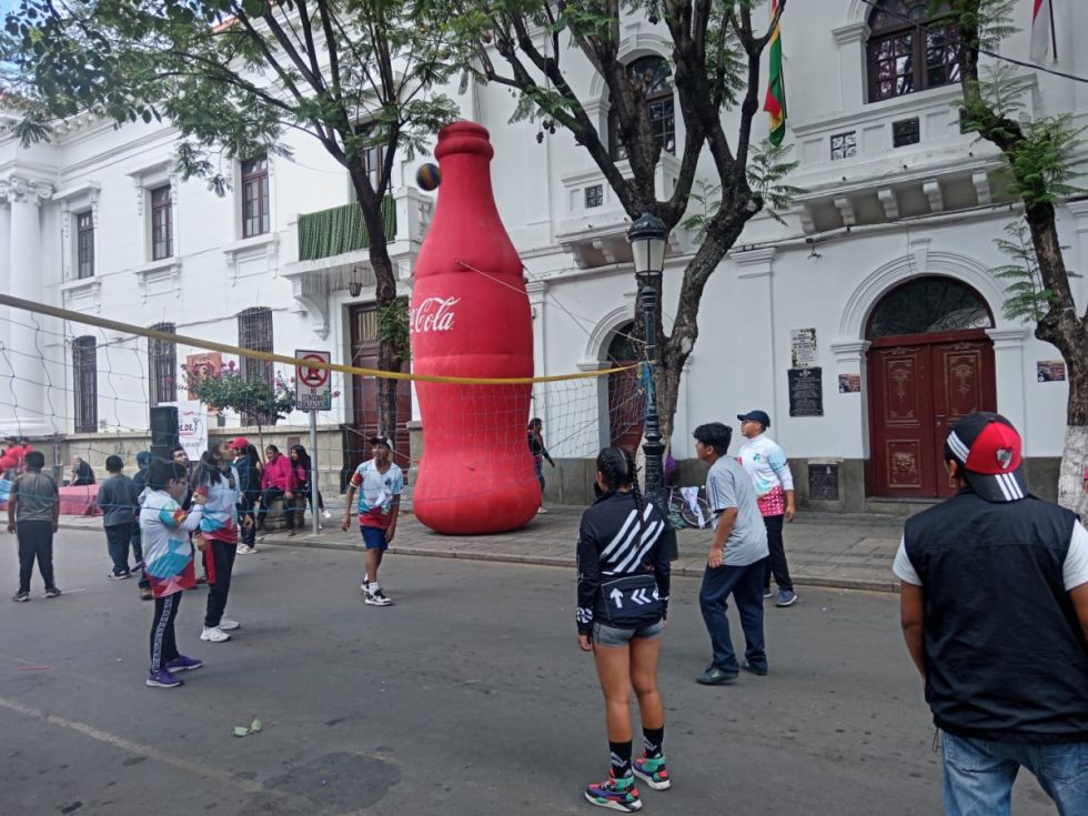 Jóvenes tomaron la calle para jugar voleibol 