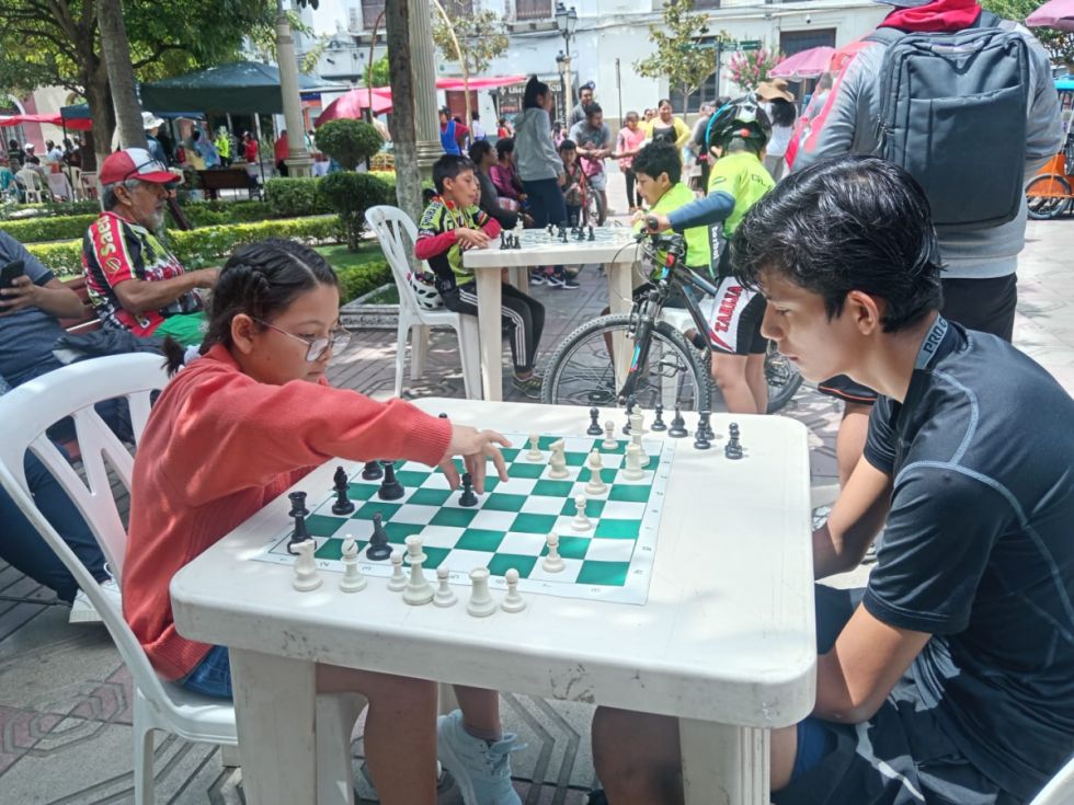 Niños juegan ajedrez 