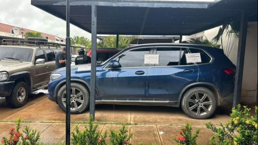 Allanan casa de una exreina de belleza en el Beni y secuestran armas de grueso calibre