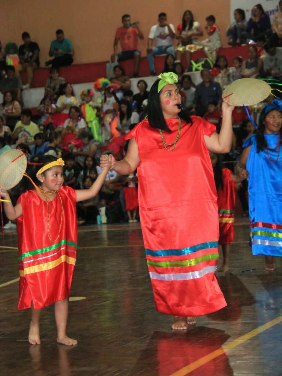Madre e hija orgullosas de la cultura Guaraní.