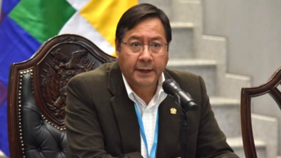 Arce admite dependencia en importación de combustible