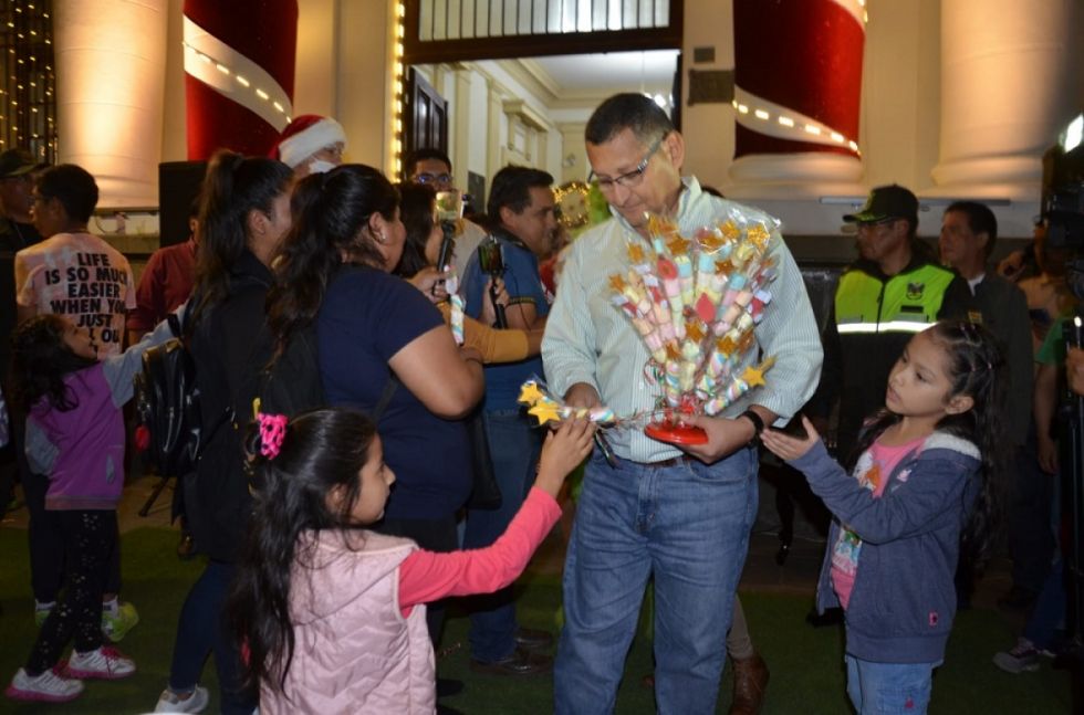 Montes fue anfitrión de la primera Gran Chocolatada Navideña 