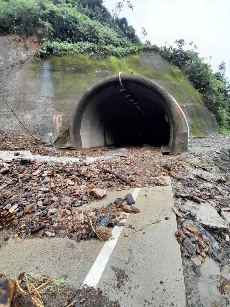 Se registran deslizamientos en la carretera Cochabamba - Santa Cruz (videos) 