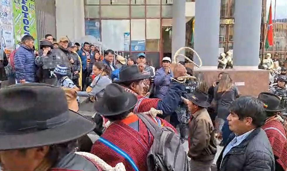 Sala Constitucional otorga en parte un Amparo al ala ‘arcista’ para convocar a otro Congreso del MAS