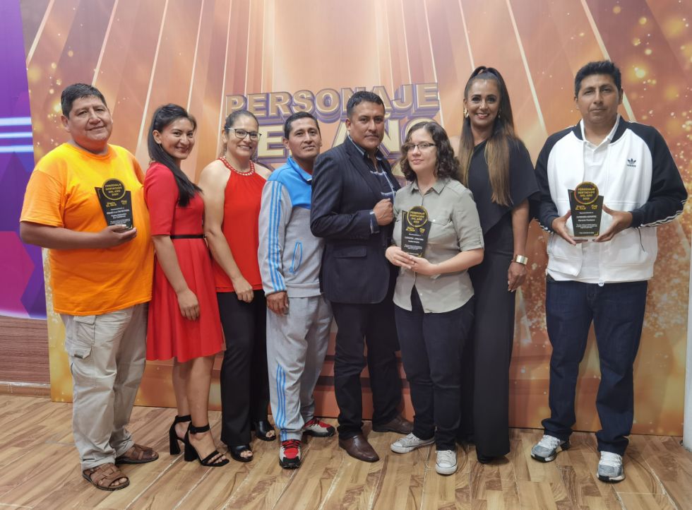 Los premiados con los presentadores