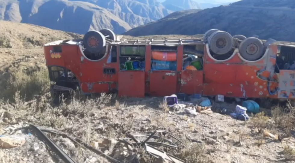 Bus de la empresa Narváez volcó en el sector de Impora y deja varios heridos