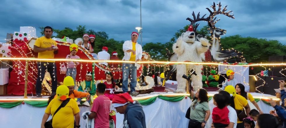 Creatividad y espíritu navideño en el desfile de carrozas 