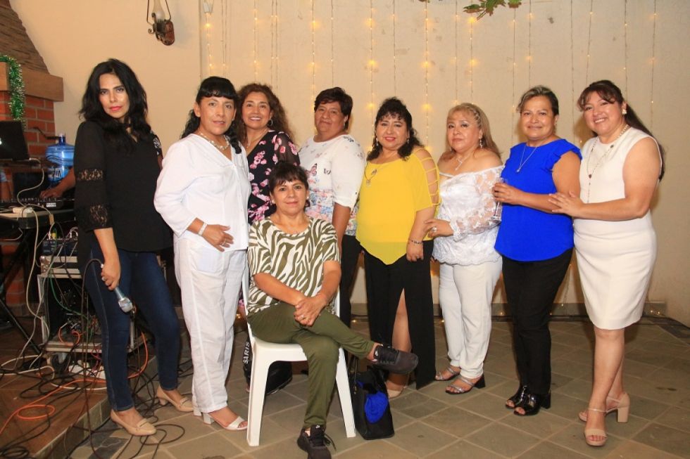 Amigas karaokeando. 