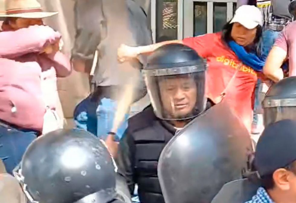 ‘Evistas’ y la Policía chocan en Sucre: protesta contra los magistrados deriva en refriega y uso de gas