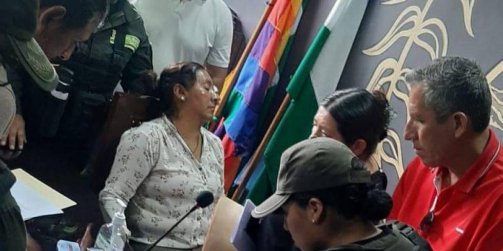 Una turba obliga a dos concejalas de Sipe Sipe a “renunciar”; Justicia activa mecanismo para protegerlas