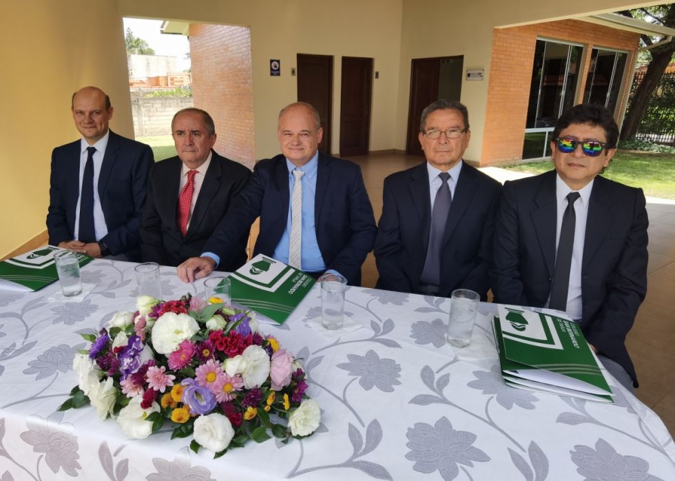 Directorio de la Sociedad Educativa San Bernardo de Tarija: Javier Conzelmann, Ramiro Aparicio, Sergio Ávila, Benedicto Garvizu y Karim Leyton.