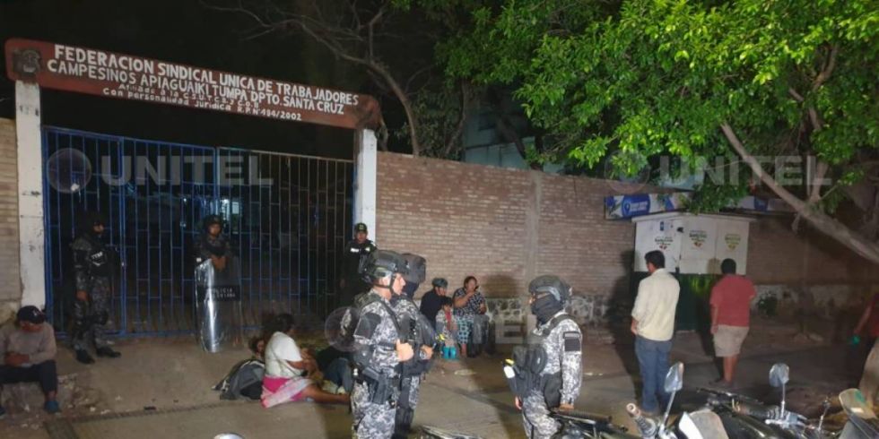 Campesinos de Santa Cruz se enfrentaron con petardos y piedras por el control de la Federación Sindical