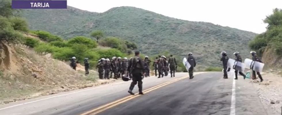 Policía de Tarija impide bloqueo y asegura el libre tránsito