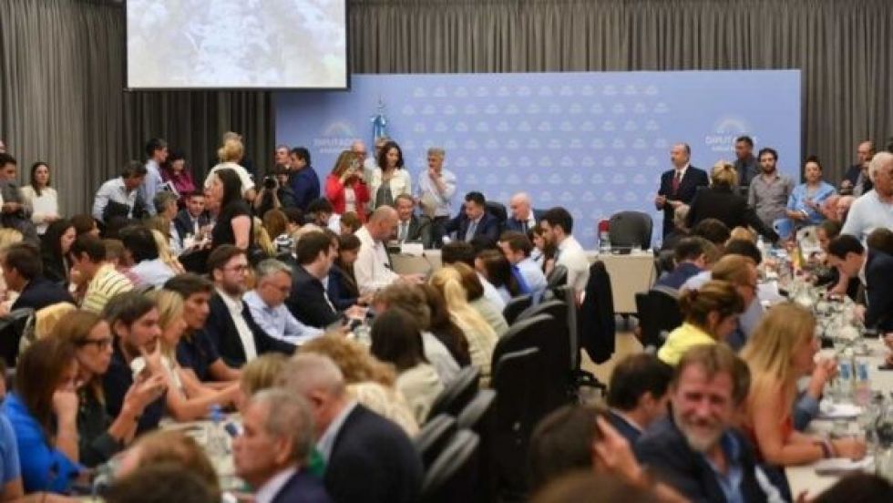 Gobierno argentino logra dictamen de mayoría para ley Ómnibus
