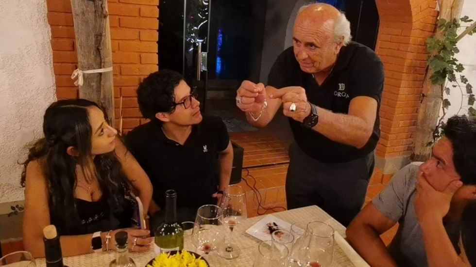 Óscar “Tuco” Daroca explica las cualidades de la uva syrah a los comensales.