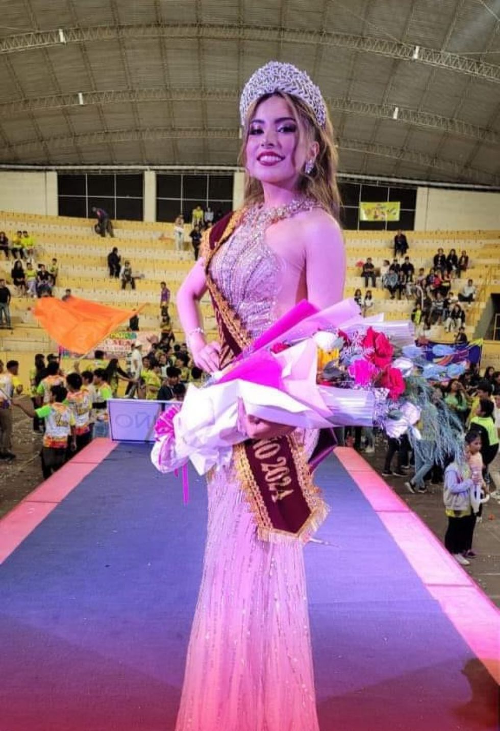 Milena Flores brilla como reina del Carnaval mendeño 2024