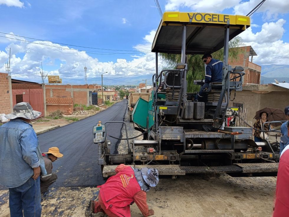 Alcaldía asfalta una avenida en el barrio El Constructor 	