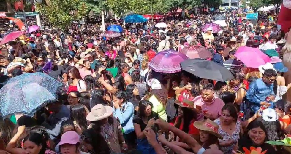 La gente hizo vibrar la plaza con baile y canto