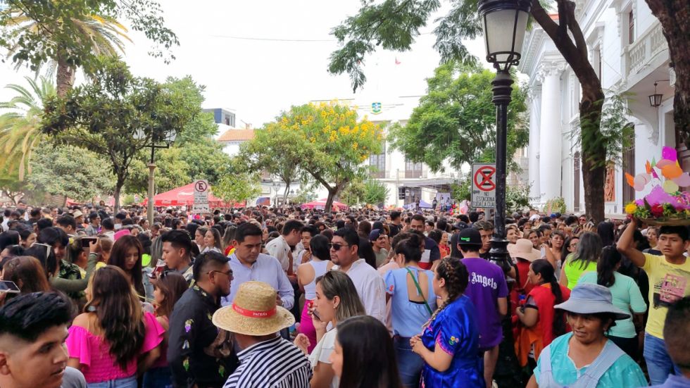 Personas de todas las edades disfrutaron del Jueves de Comadres