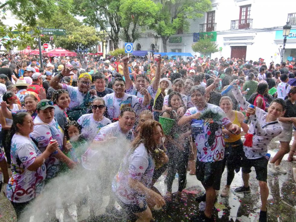 Chamuyada en la plaza Luis de Fuentes