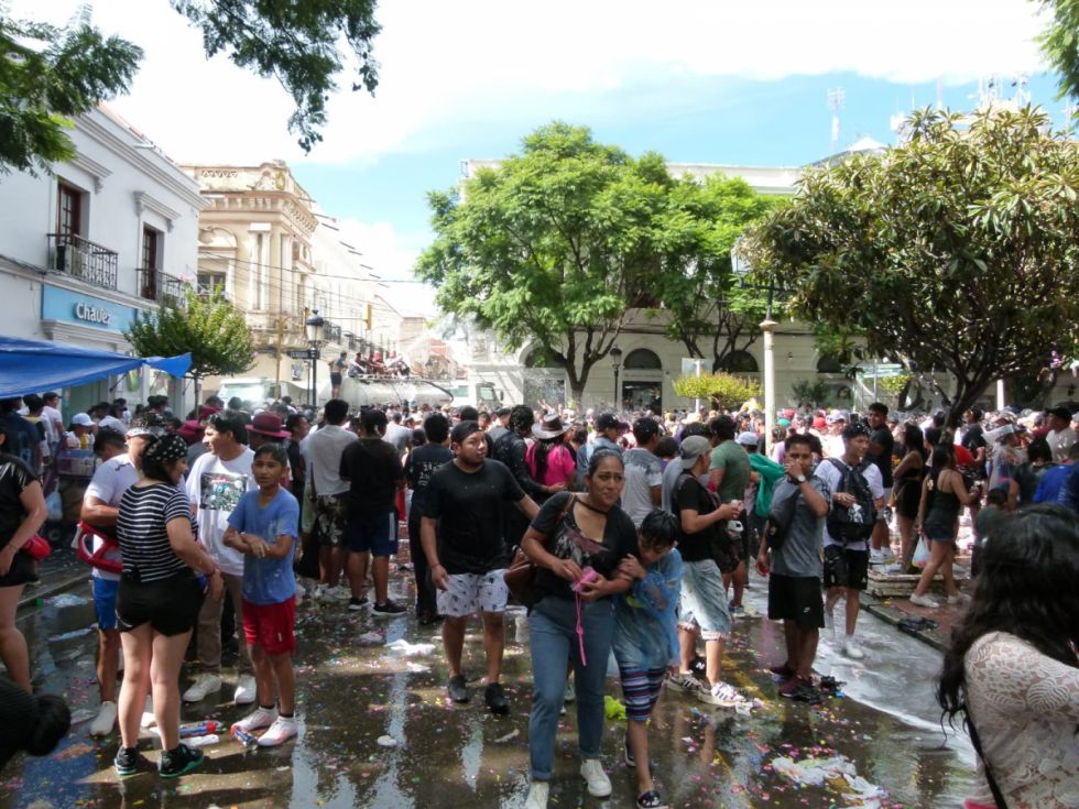 Chamuyada en la plaza Luis de Fuentes
