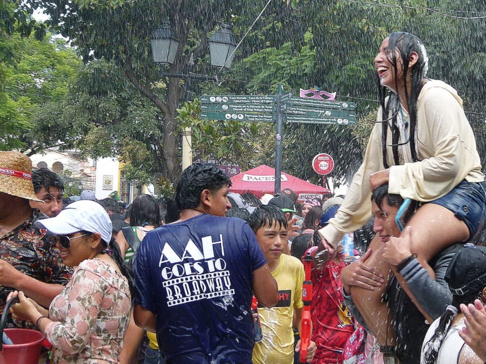Chamuyada en la plaza Luis de Fuentes