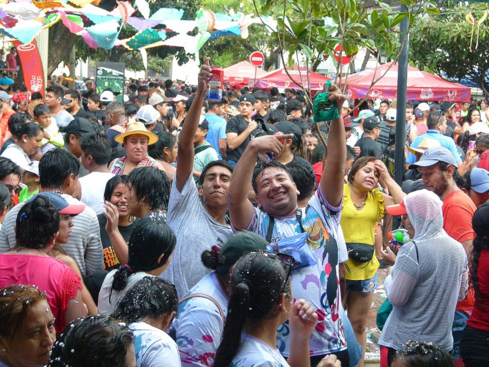 Chamuyada en la plaza Luis de Fuentes
