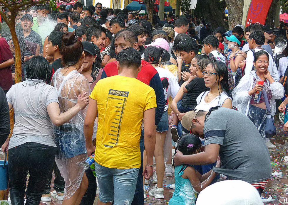 Chamuyada en la plaza Luis de Fuentes