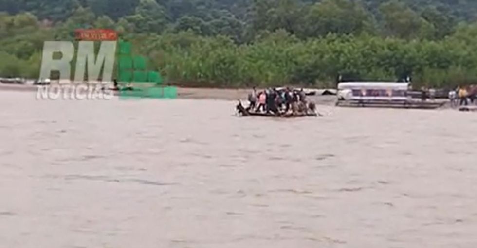 Cortan el paso de Chalanas en Bermejo mientras gomones desafían la crecida del río