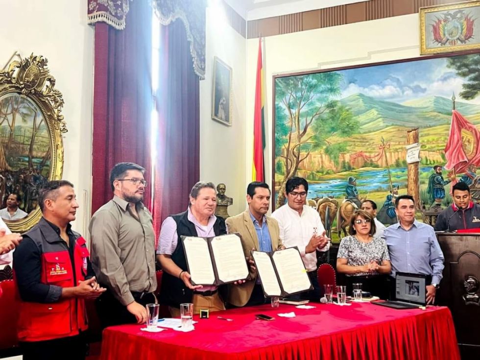 Alcaldía firma convenio para asegurar agua en dos distritos