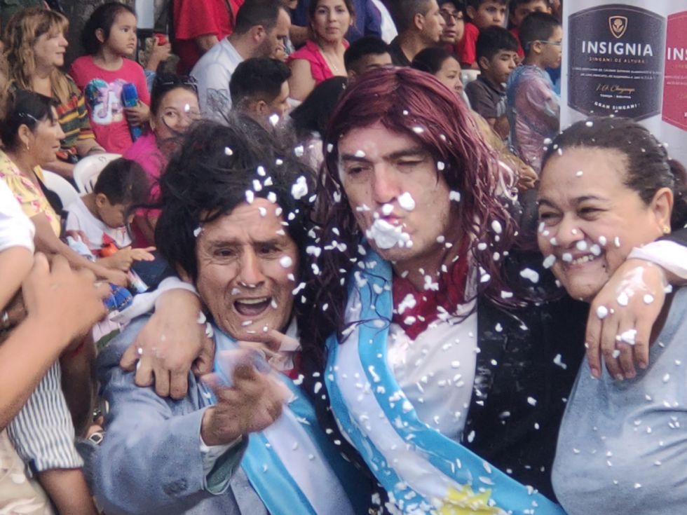 Vibrante energía festiva y parodia en el Corso de Tarija