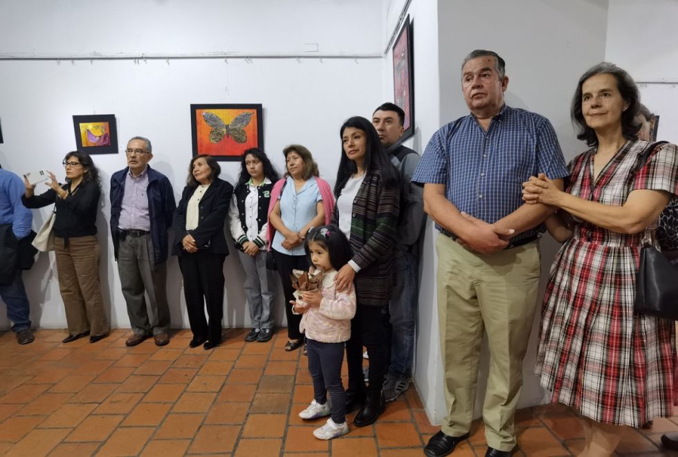 Cálido apoyo de sus amistades. 