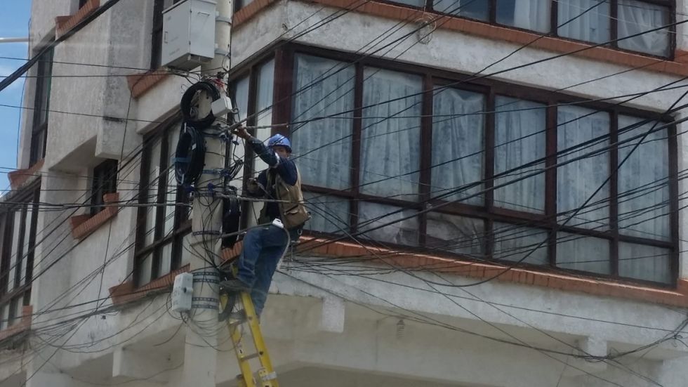 ATT: Desde mayo las empresas deben retirar la maraña de cables 