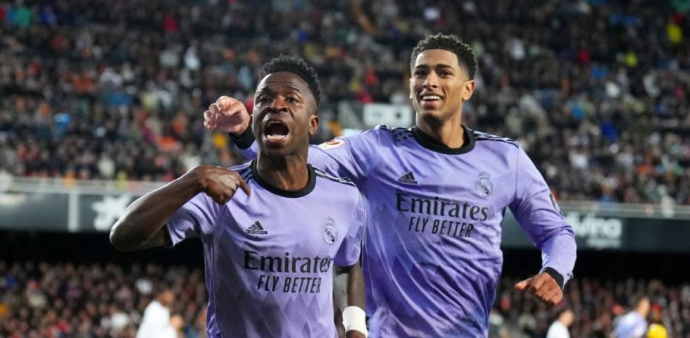 Vinicius evita la derrota del Real  Madrid en un polémico final
