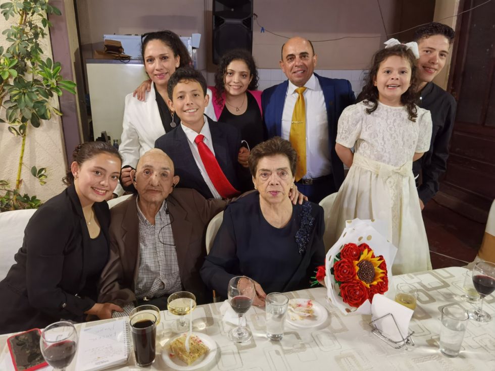 El general Carlos Ponce de León con su familia y sus padres.