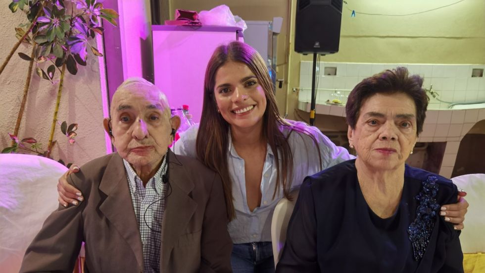 Valeria Ponce de León con sus abuelos.