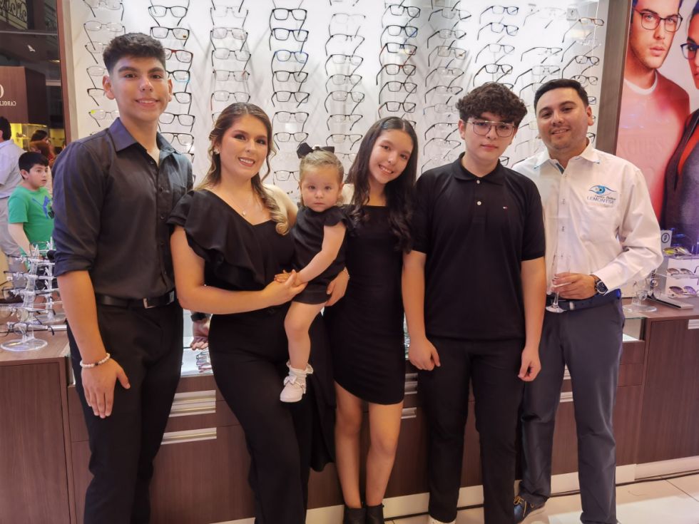 La familia Quiroga Zamora: Leonardo, Giancarla con Martina, Montserrath, Sebastián y Ricardo.