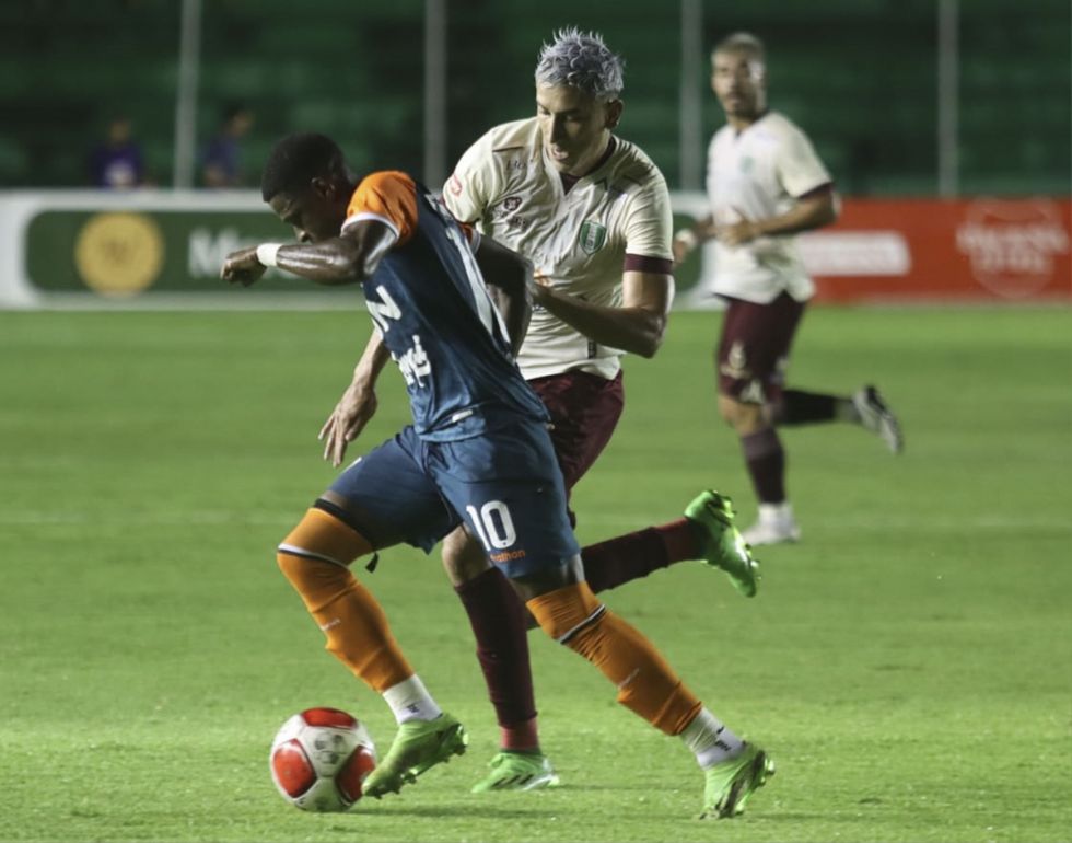 Royal Pari empata con un polémico penal en el final 