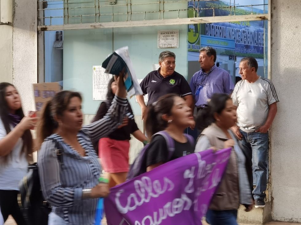 Hacer fila antes de ingresar. 