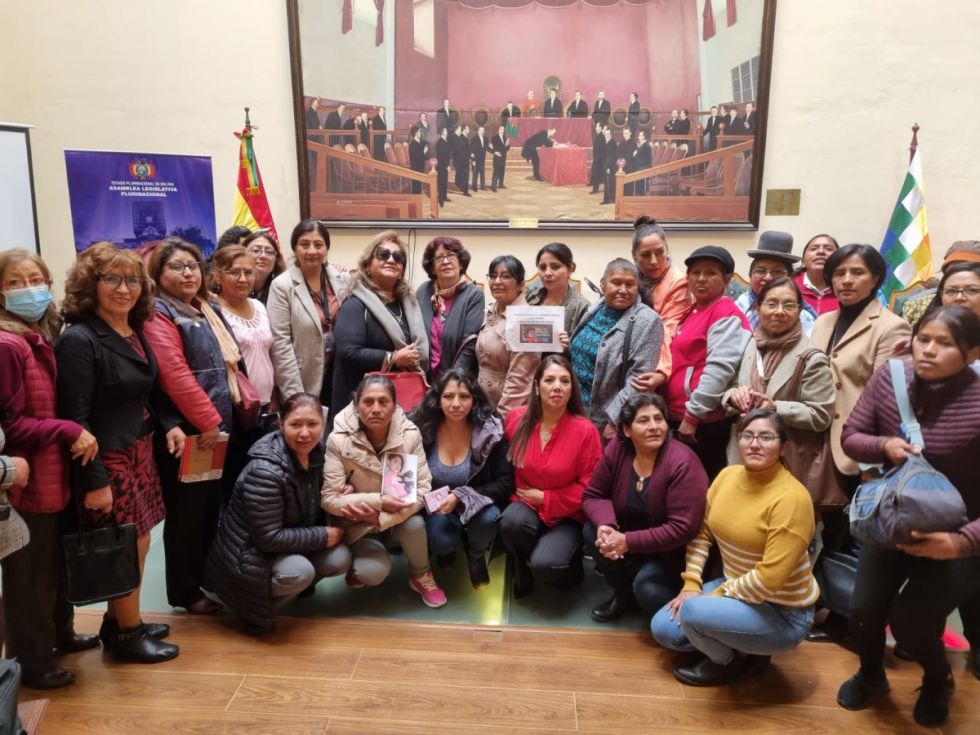 Presentan ley para atender a huérfanos de feminicidios