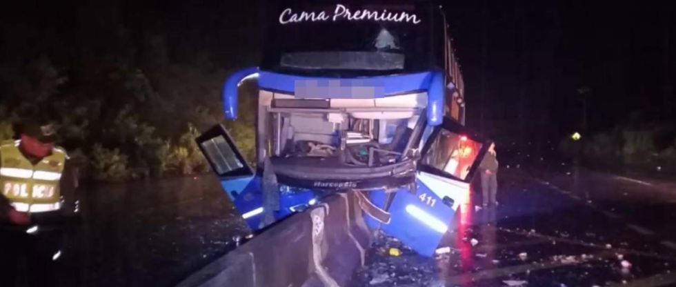 Choque de un bus contra separadores de vía deja 13 heridos