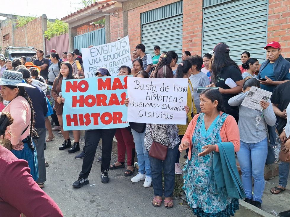 Padres de familia bloquean las calles para exigir ítems educativos 
