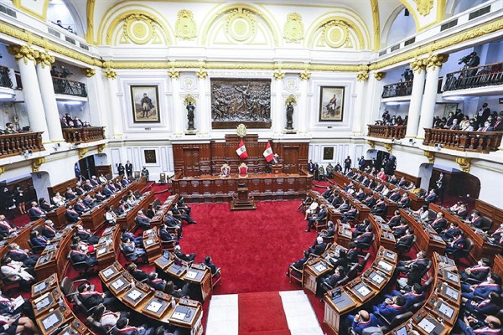 Peruanos amanecen con cambios constitucionales