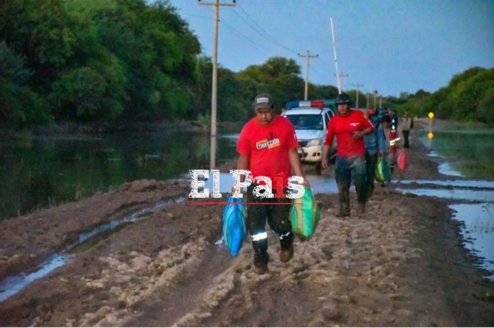 Llevan ayuda a los afectados por el desborde del río Pilcomayo en Esmeralda y La Victoria