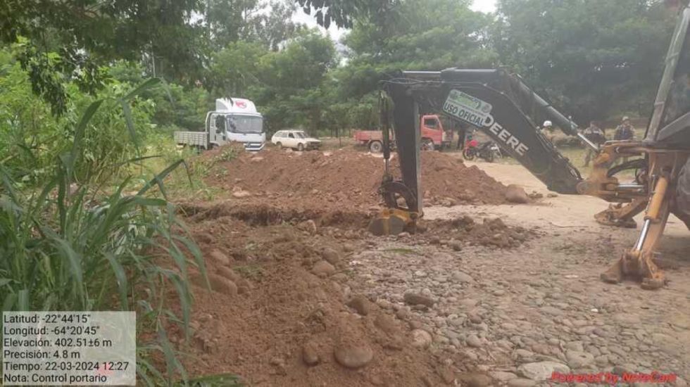 Militares cavan zanjas en Bermejo para frenar el contrabando de Argentina