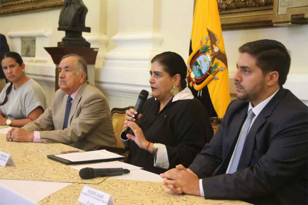 Ecuador: reparten papeletas para consulta popular