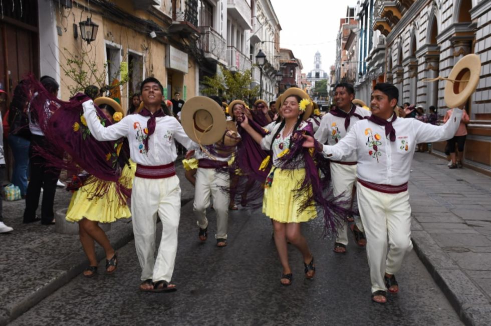 Con danza, desfiles y civismo, así arrancó el mes de Tarija