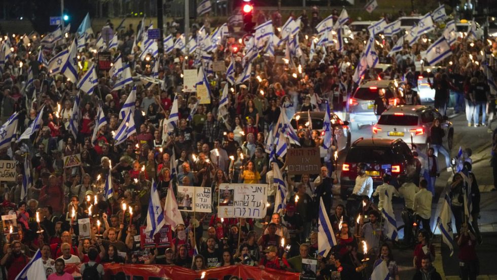 Manifestantes con antorchas protestan cerca de la residencia de Netanyahu en Jerusalén