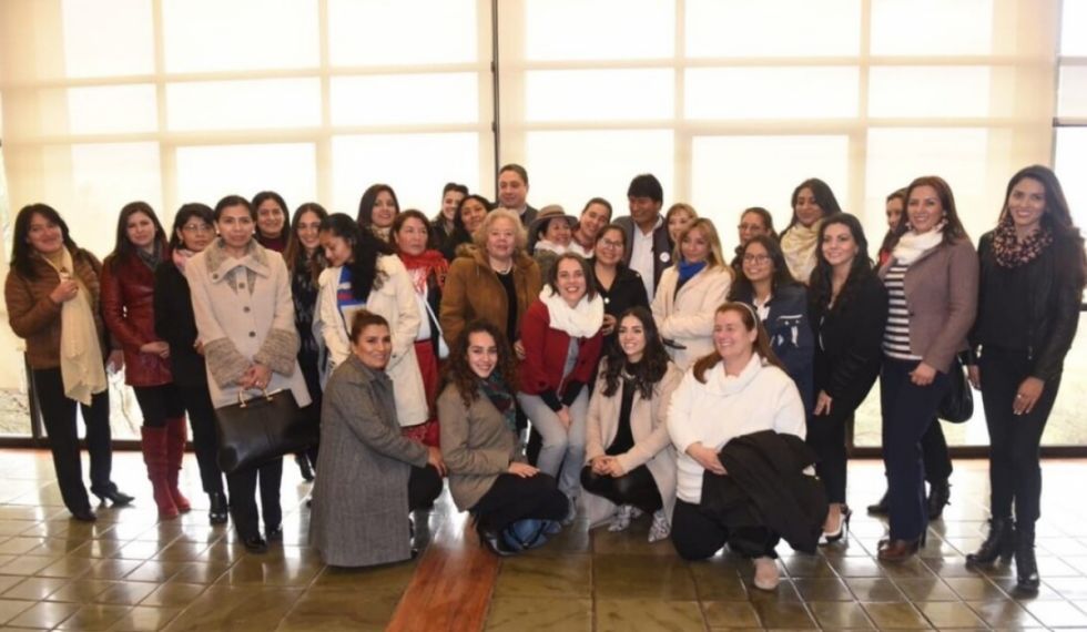 Evo reunido con un selecto grupo de mujeres